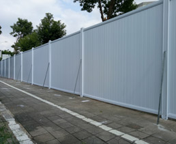 PVC圍擋板的特點、應用行業、安裝注意事項  