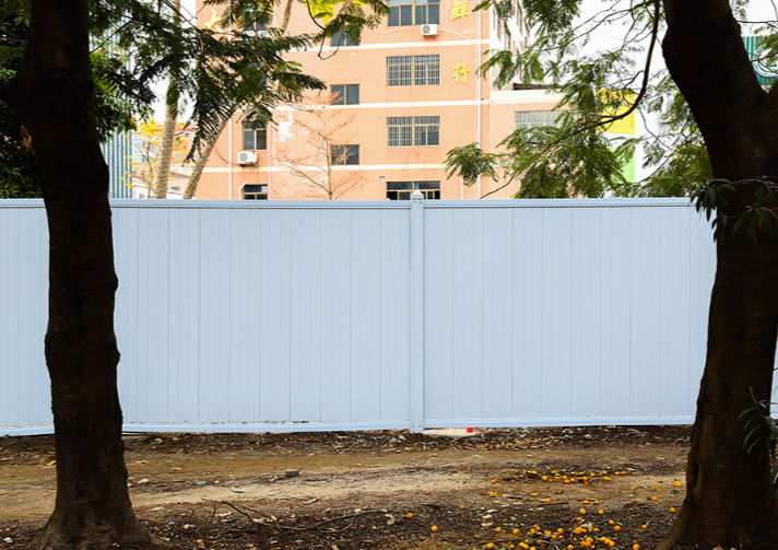 PVC工地圍擋的重量是否輕便易搬運？旭東鋼構